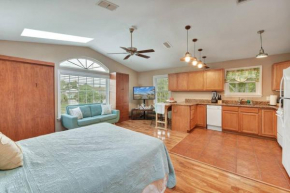 Sunshine Hideaway - Short walk to Beach - Large St